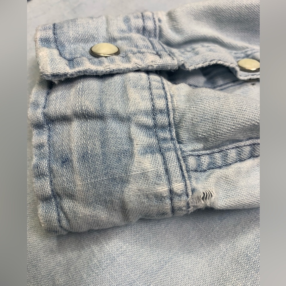 ✨ 2/$25 ✨ American Eagle Outfitters Denim Button Down - Picture 2 of 6